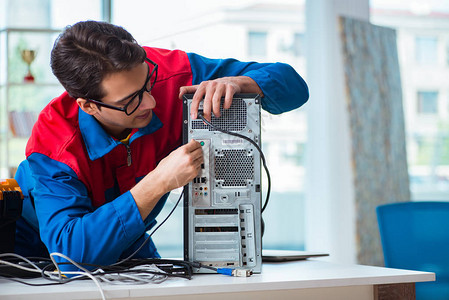 笔记本内藏玄机 白色背板下的计算机维修工