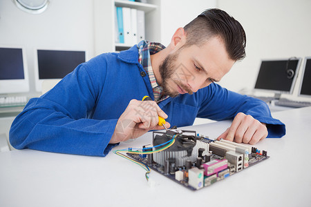 从硬件工程师到计算机维修工 技术与服务的交汇点